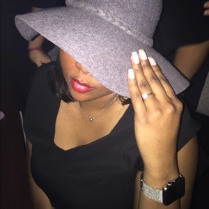 Meet your Posher, Dee